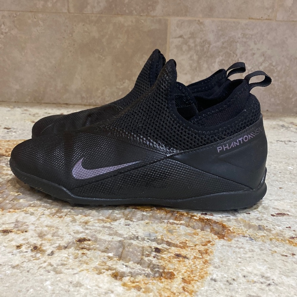 NIKE YOUTH PHANTOM VISION ACADEMY DF TURF SHOES.